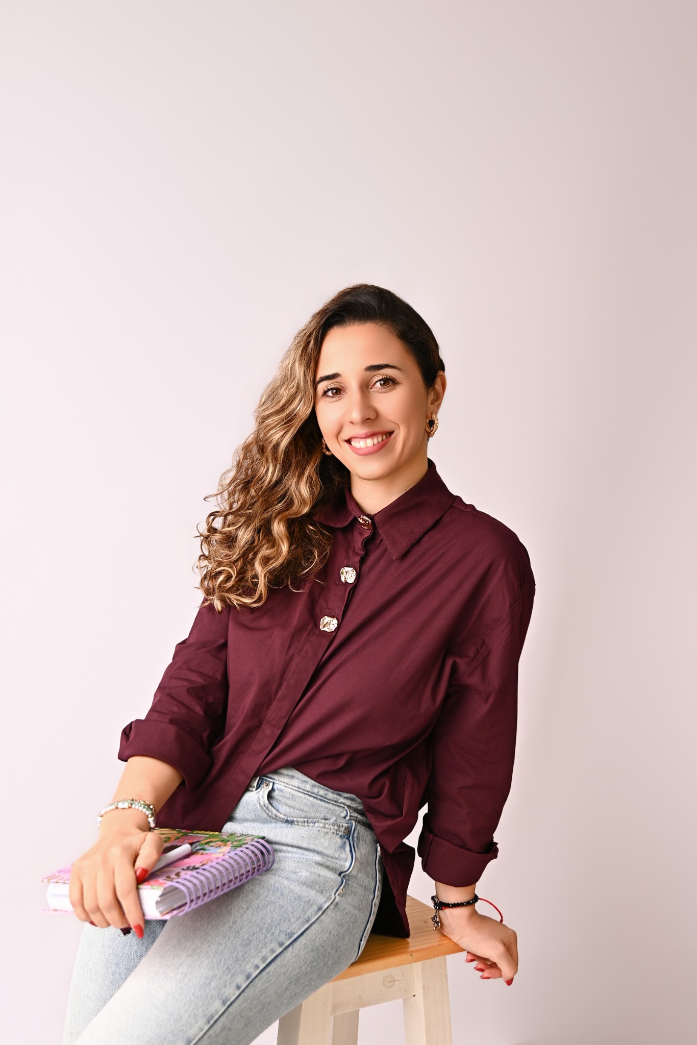 Juliana Núñez Laya, sentada con una libreta